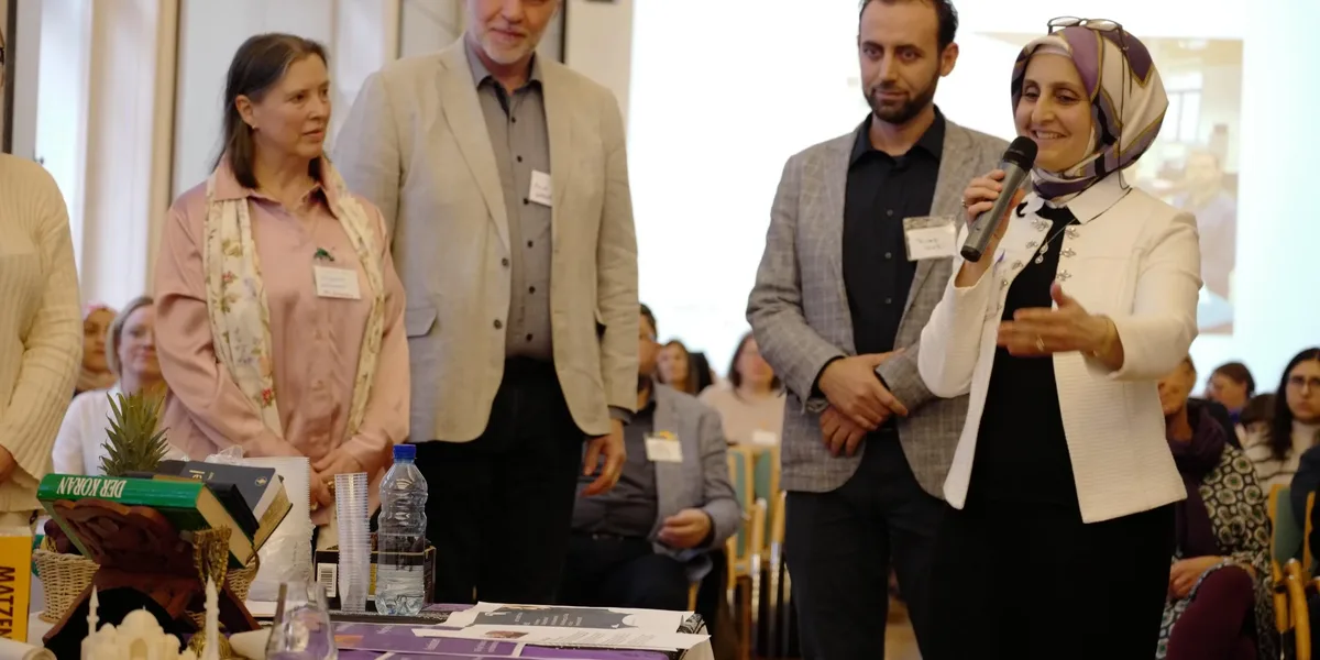 Fatima-mit-Riad-Tisch-k-scaled.jpg