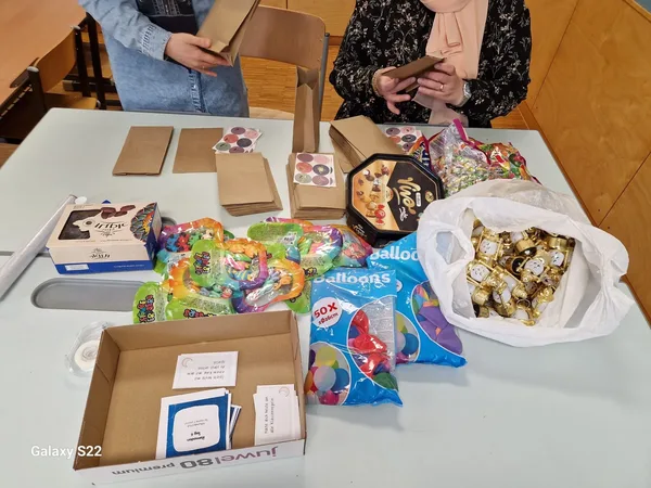 Eltern beim Vorbereiten eines Ramadankalenders.jpg